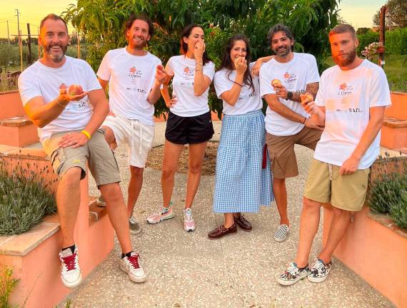 Gli organizzatori davanti al pesco de “La Bella di Cesena” all’interno del podere Leoni con le Tshirt che verranno distribuite a tutti i partecipanti Gli organizzatori davanti al pesco de “La Bella di Cesena” all’interno del podere Leoni con le Tshirt che verranno distribuite a tutti i partecipanti