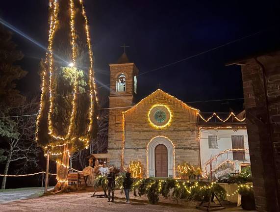 A Poggio alla Lastra si illumina anche il cipresso accanto alla chiesa A Poggio alla Lastra si illumina anche il cipresso accanto alla chiesa