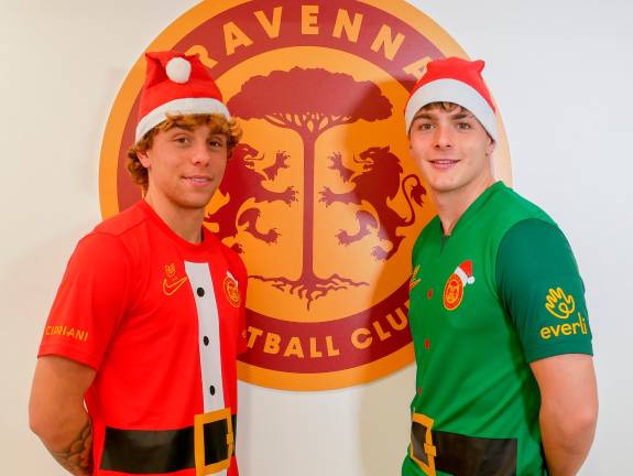 La maglie stile “Babbo Natale” che il Ravenna indosserà domenica saranno messe all’asta per “Traversara in fiore” La maglie stile “Babbo Natale” che il Ravenna indosserà domenica saranno messe all’asta per “Traversara in fiore”