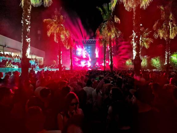 Rimini, le discoteche reggono alla crisi: “Allo Space c’è chi paga 20mila euro” Rimini, le discoteche reggono alla crisi: “Allo Space c’è chi paga 20mila euro”