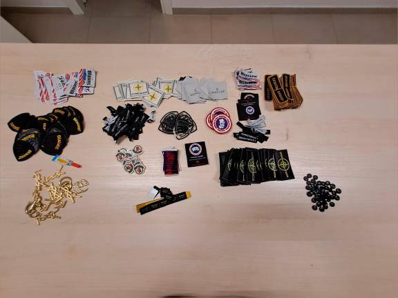 In quell’appartamento di Rimini c’era un negozio “fantasma” di giubbotti: un arresto e oltre 400 capi sequestrati - Gallery In quell’appartamento di Rimini c’era un negozio “fantasma” di giubbotti: un arresto e oltre 400 capi sequestrati - Gallery