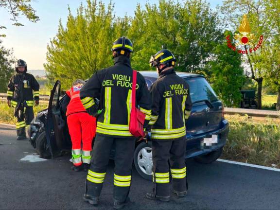 Forlì, incidente in viale Roma: ferite due donne e traffico in tilt Forlì, incidente in viale Roma: ferite due donne e traffico in tilt
