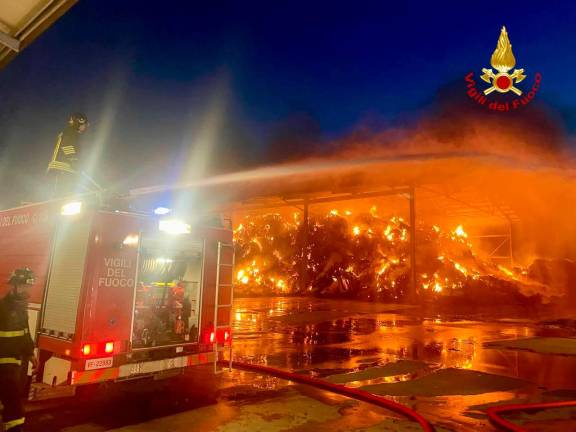 Mordano, incendio in un capannone della Brini VIDEO Mordano, incendio in un capannone della Brini VIDEO