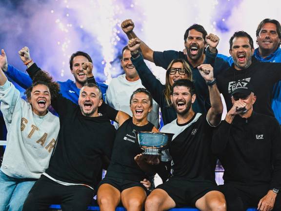 La gioia del gruppo azzurro per la vittoria di Sara Errani e Andrea Vavassori (foto pagina Facebook Davide Errani) La gioia del gruppo azzurro per la vittoria di Sara Errani e Andrea Vavassori (foto pagina Facebook Davide Errani)