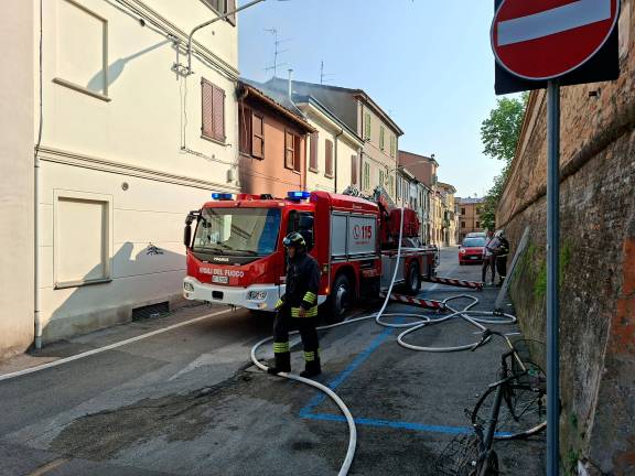 Forlì, incendio in un appartamento in via Giova: evacuati 11 nuclei familiari VIDEO GALLERY Forlì, incendio in un appartamento in via Giova: evacuati 11 nuclei familiari VIDEO GALLERY