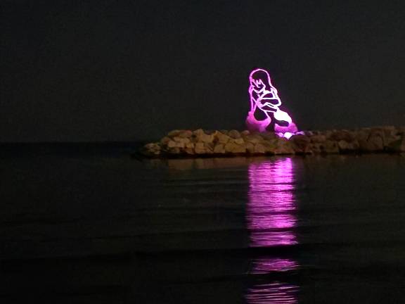 Milano Marittima, una sirena bambina alta sei metri illumina il porto canale Milano Marittima, una sirena bambina alta sei metri illumina il porto canale