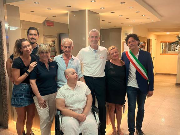 Andrea Caselle, la figlia Serena, l’Assessore Morolli, la Consigliera Comunale Anna Barilari e la famiglia Bagli, che gestisce la struttura Andrea Caselle, la figlia Serena, l’Assessore Morolli, la Consigliera Comunale Anna Barilari e la famiglia Bagli, che gestisce la struttura