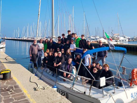 Cesena, i ragazzi del Liceo Sportivo a scuola di vela a Cervia Cesena, i ragazzi del Liceo Sportivo a scuola di vela a Cervia