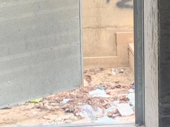 Nuovo degrado nel parcheggio sotto al cubo scolastico di Cesena Nuovo degrado nel parcheggio sotto al cubo scolastico di Cesena