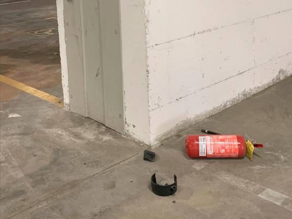 Nuovo degrado nel parcheggio sotto al cubo scolastico di Cesena Nuovo degrado nel parcheggio sotto al cubo scolastico di Cesena