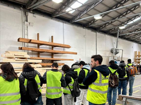 Savignano sul Rubicone, alla Legnami srl visita formativa per i ragazzi della terza L Geometri di Cesena Savignano sul Rubicone, alla Legnami srl visita formativa per i ragazzi della terza L Geometri di Cesena