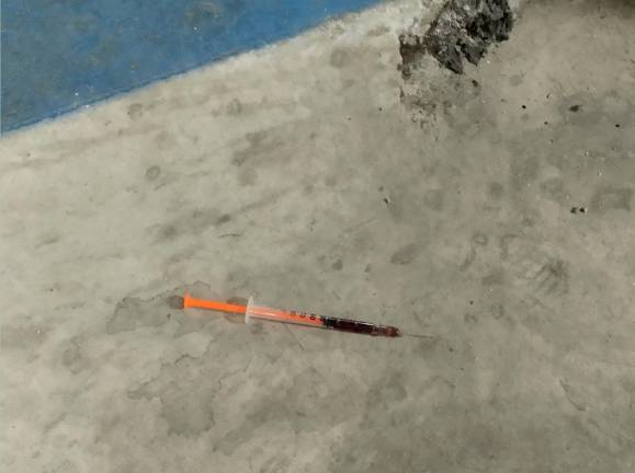 Nuovo degrado nel parcheggio sotto al cubo scolastico di Cesena Nuovo degrado nel parcheggio sotto al cubo scolastico di Cesena