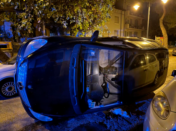 L’auto ribaltata su un fianco in via Venezia L’auto ribaltata su un fianco in via Venezia