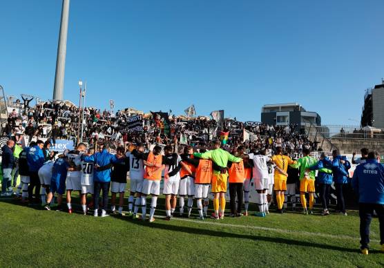 Giocatori, staff tecnico e sanitario del Cesena sotto il settore ospiti dello stadio Vanni Sanna di Sassari, dove erano assiepati 412 tifosi bianconeri foto luigi rega