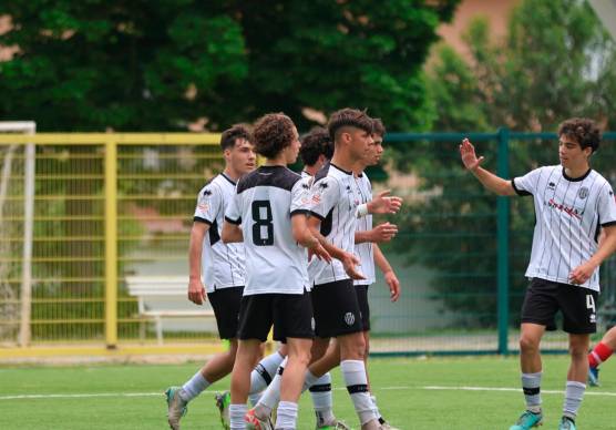 Amadori festeggiato dopo il primo gol al Bari (Foto e video Zanotti)