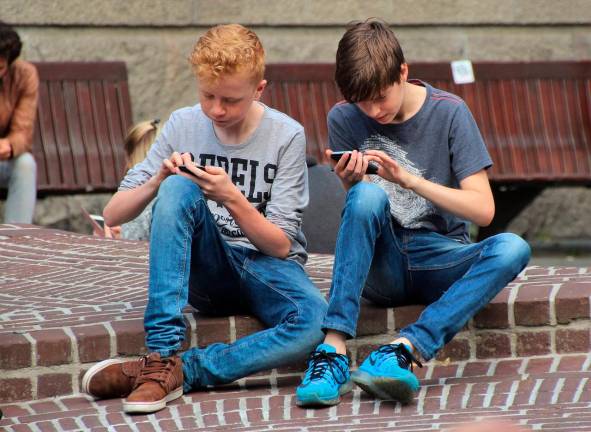 Gli adolescenti per ogni ora sui libri ne trascorrono 6 al telefono: i dati dell’Osservatorio Kids Gli adolescenti per ogni ora sui libri ne trascorrono 6 al telefono: i dati dell’Osservatorio Kids
