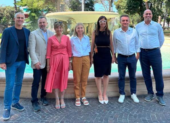 Da sinistra il sindaco di Rimini Jamil Sadegholvaad, il direttore di Apt Servizi Emilia-Romagna Emanuele Burioni, la sindaca di Riccione Daniela Angelini, la sindaca di Cattolica Franca Foronchi, l’assessora Regionale a Turismo, Sport e Commercio Roberta Frisoni, il sindaco di Misano Adriatico Fabrizio Piccioni, il sindaco di Bellaria Igea Marina Filippo Giorgetti Da sinistra il sindaco di Rimini Jamil Sadegholvaad, il direttore di Apt Servizi Emilia-Romagna Emanuele Burioni, la sindaca di Riccione Daniela Angelini, la sindaca di Cattolica Franca Foronchi, l’assessora Regionale a Turismo, Sport e Commercio Roberta Frisoni, il sindaco di Misano Adriatico Fabrizio Piccioni, il sindaco di Bellaria Igea Marina Filippo Giorgetti