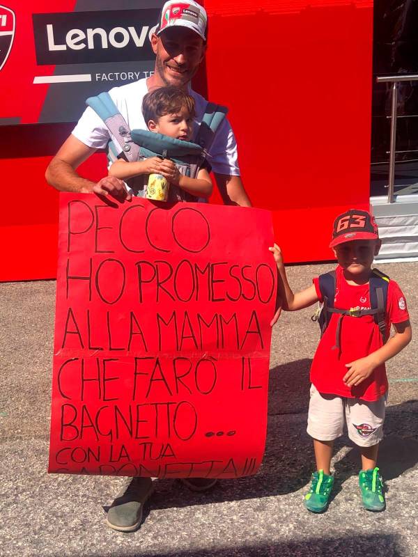 MotoGp, “Pecco, ho promesso alla mamma che farò il bagnetto con la tua saponetta”: sole e tanto pubblico a Misano VIDEO GALLERY MotoGp, “Pecco, ho promesso alla mamma che farò il bagnetto con la tua saponetta”: sole e tanto pubblico a Misano VIDEO GALLERY