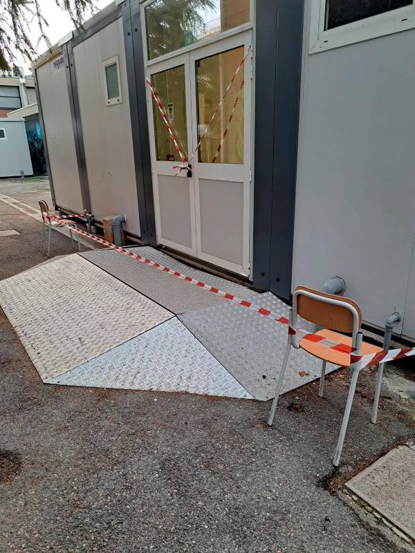 I container al liceo scientifico (foto Mmph) I container al liceo scientifico (foto Mmph)