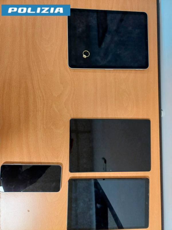 Rubano tablet e cellulari all’area di servizio: due giovani arrestati nel parcheggio dell’outlet di Castel Guelfo Rubano tablet e cellulari all’area di servizio: due giovani arrestati nel parcheggio dell’outlet di Castel Guelfo