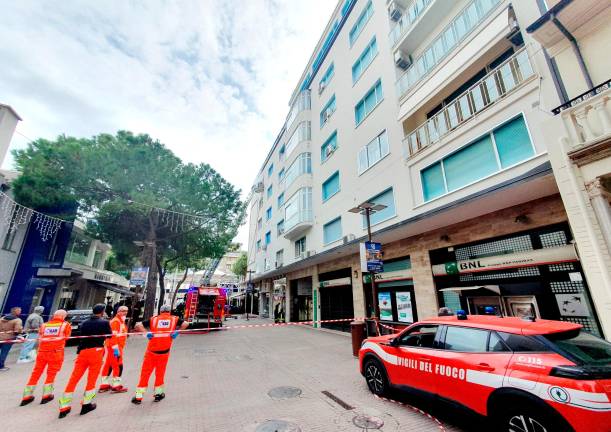 Riccione, incendio in un palazzo in Viale Ceccarini, soccorsa una donna VIDEO GALLERY Riccione, incendio in un palazzo in Viale Ceccarini, soccorsa una donna VIDEO GALLERY