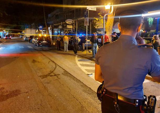 Rimini, un gruppo di animatori aggredito nella notte con bottiglie e coltelli: in tre finiscono all’ospedale - Gallery Rimini, un gruppo di animatori aggredito nella notte con bottiglie e coltelli: in tre finiscono all’ospedale - Gallery