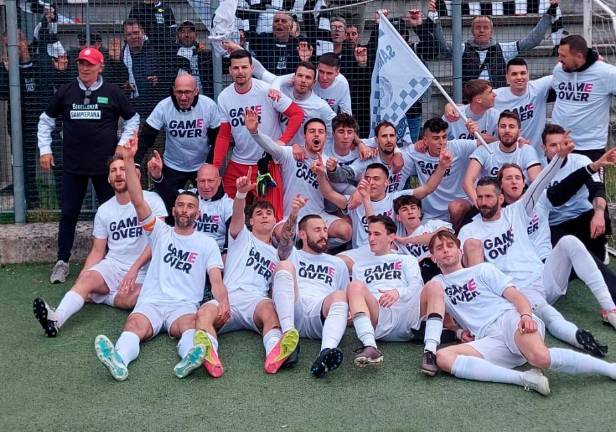 La squadra bianconera festeggia la vittoria in campionato dopo il 3-0 al Bellariva