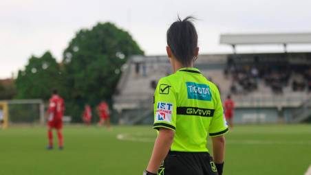 Insulti sessisti all’arbitro donna durante una partita di calcio. Tre partite a porte chiuse in Terza categoria