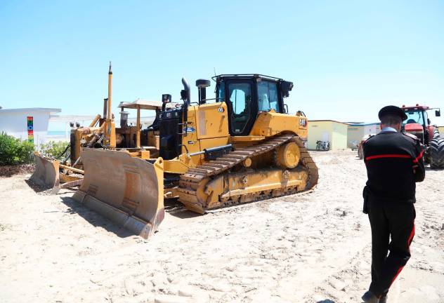 Cervia, tragedia in spiaggia: travolta e uccisa da una ruspa a Pinarella - Gallery Cervia, tragedia in spiaggia: travolta e uccisa da una ruspa a Pinarella - Gallery