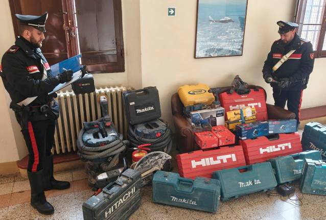 Imola, l’auto traboccava di attrezzi rubati per migliaia di euro: vedono i Carabinieri e fuggono a piedi Imola, l’auto traboccava di attrezzi rubati per migliaia di euro: vedono i Carabinieri e fuggono a piedi