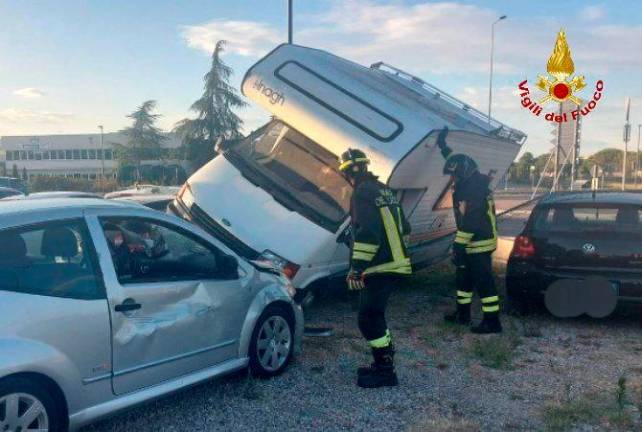 Bertinoro, incidente: camper si schianta contro le auto parcheggiate sulla via Emilia Bertinoro, incidente: camper si schianta contro le auto parcheggiate sulla via Emilia