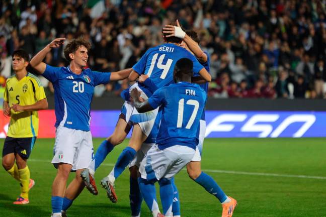 Berti festeggiato dal gruppo azzurro dopo il rigore realizzato Berti festeggiato dal gruppo azzurro dopo il rigore realizzato