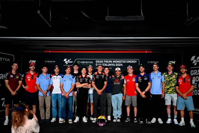 Tutti i piloti con Aleix Espargaro che ieri ha annunciato il ritiro a fine stagione Tutti i piloti con Aleix Espargaro che ieri ha annunciato il ritiro a fine stagione