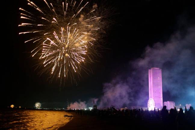 Cesenatico, un bagno di folla per la Notte Rosa 2025 - Gallery Cesenatico, un bagno di folla per la Notte Rosa 2025 - Gallery