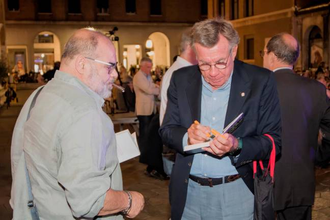 Ravenna, piazza gremita per il libro sulla dinastia di Ferruzzi e Gardini - Gallery Ravenna, piazza gremita per il libro sulla dinastia di Ferruzzi e Gardini - Gallery