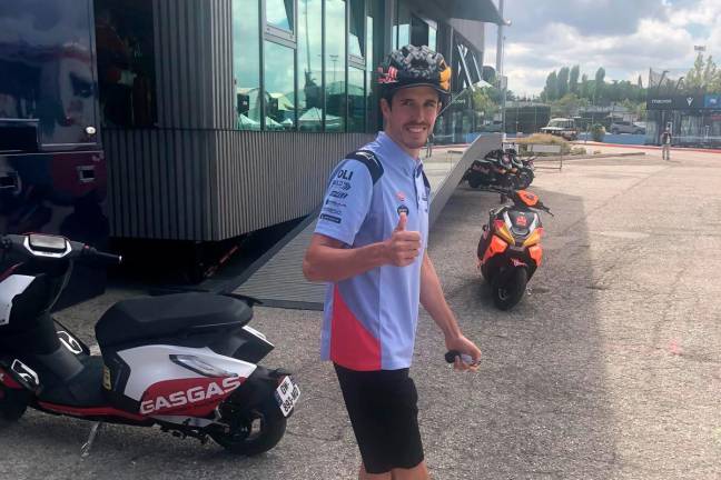 Alex Marquez con il caschetto protettivo subito dopo avere parcheggiato il suo scooter Alex Marquez con il caschetto protettivo subito dopo avere parcheggiato il suo scooter