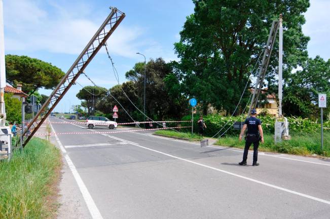 Lido di Classe: guida un mezzo troppo alto e aggancia i cavi del passaggio a livello senza accorgersene, strada chiusa e treni in ritardo - Gallery Lido di Classe: guida un mezzo troppo alto e aggancia i cavi del passaggio a livello senza accorgersene, strada chiusa e treni in ritardo - Gallery