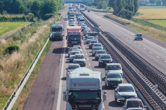 Il traffico bloccato tra Fornace Zarattini e Bagnacavallo (foto Massimo Fiorentini) Il traffico bloccato tra Fornace Zarattini e Bagnacavallo (foto Massimo Fiorentini)