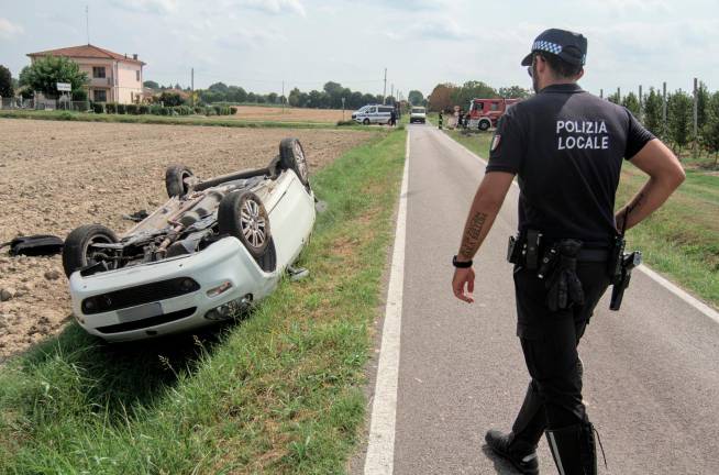 Massa Lombarda, pauroso incidente: l’auto viene centrata all’incrocio e si ribalta, 32enne all’ospedale Massa Lombarda, pauroso incidente: l’auto viene centrata all’incrocio e si ribalta, 32enne all’ospedale
