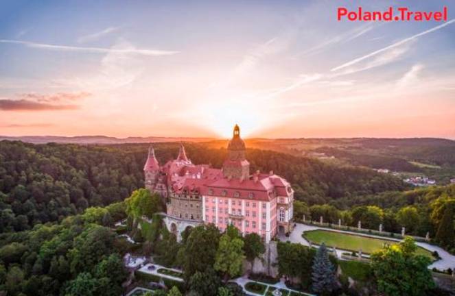Wrocław, dove ha origine il club WKS Śląsk Wrocław, è una bella città con molte attrazioni, ma non è l’unico luogo della Bassa Slesia che vale la pena visitare Wrocław, dove ha origine il club WKS Śląsk Wrocław, è una bella città con molte attrazioni, ma non è l’unico luogo della Bassa Slesia che vale la pena visitare
