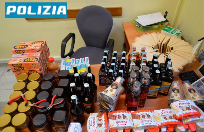 Forlì, riempiono il baule dell’auto di prodotti rubati al supermercato: tre arresti Forlì, riempiono il baule dell’auto di prodotti rubati al supermercato: tre arresti