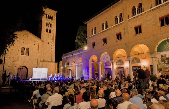 Ravenna, piazza gremita per il libro sulla dinastia di Ferruzzi e Gardini - Gallery Ravenna, piazza gremita per il libro sulla dinastia di Ferruzzi e Gardini - Gallery