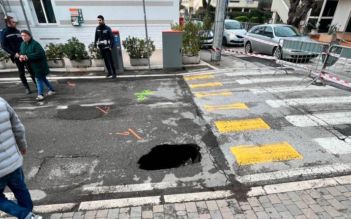 San Mauro Mare, si apre una voragine: via Litorale Marina chiusa al traffico - Gallery San Mauro Mare, si apre una voragine: via Litorale Marina chiusa al traffico - Gallery