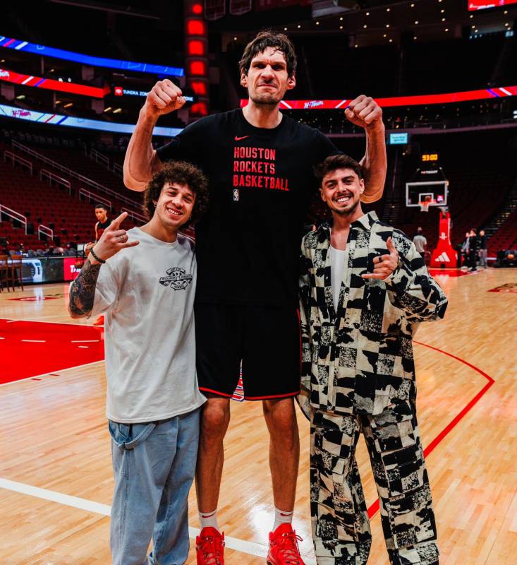 Marco Bezzecchi e Fabio Di Giannantonio con Boban Marjanovic, centro degli Houston Rockets alto 224 centimetri Marco Bezzecchi e Fabio Di Giannantonio con Boban Marjanovic, centro degli Houston Rockets alto 224 centimetri