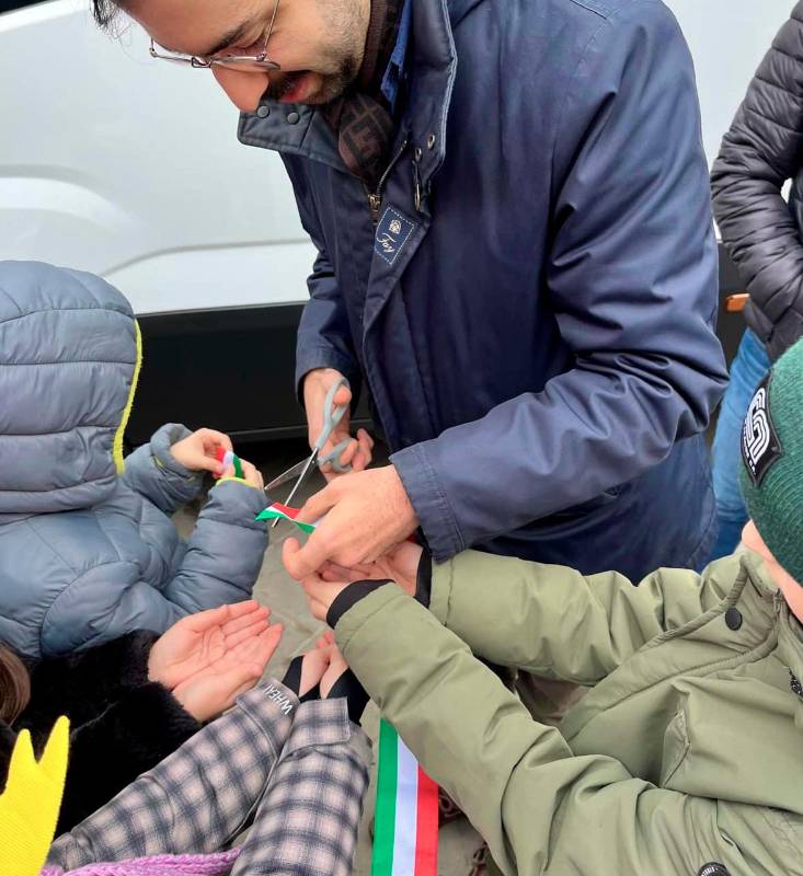 Il sindaco Cangini sminuzza il nastro tricolore all’inaugurazione Il sindaco Cangini sminuzza il nastro tricolore all’inaugurazione