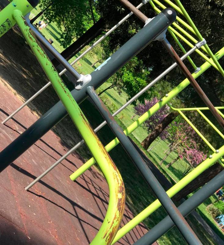 L’attrezzatura nel parco su cui sono stati spalmati escrementi L’attrezzatura nel parco su cui sono stati spalmati escrementi