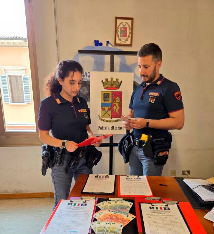 Imola, finti sordomuti e furti: continua la catena di truffe ai supermercati Imola, finti sordomuti e furti: continua la catena di truffe ai supermercati