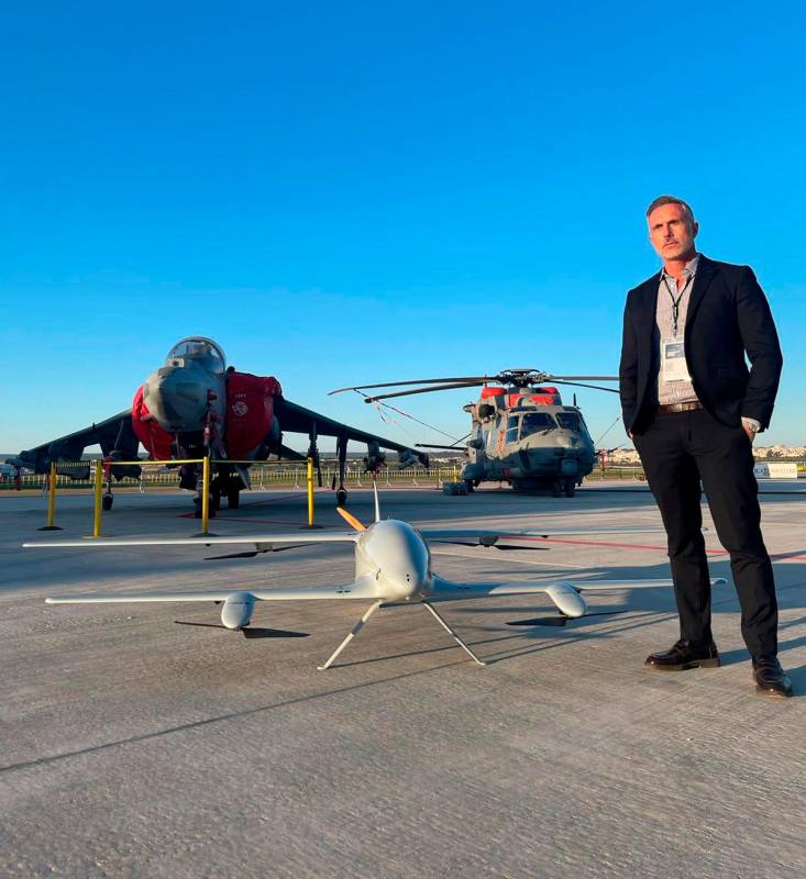 Il riminese Fabio De Matteis fondatore di DroneBase e, sotto, con i suoi collaboratori Il riminese Fabio De Matteis fondatore di DroneBase e, sotto, con i suoi collaboratori