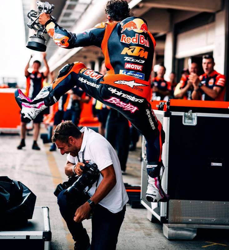 Una splendida immagine di Enea Bastianini che festeggia al suo box il terzo posto conquistato domenica nel Gran Premio di Catalunya Una splendida immagine di Enea Bastianini che festeggia al suo box il terzo posto conquistato domenica nel Gran Premio di Catalunya