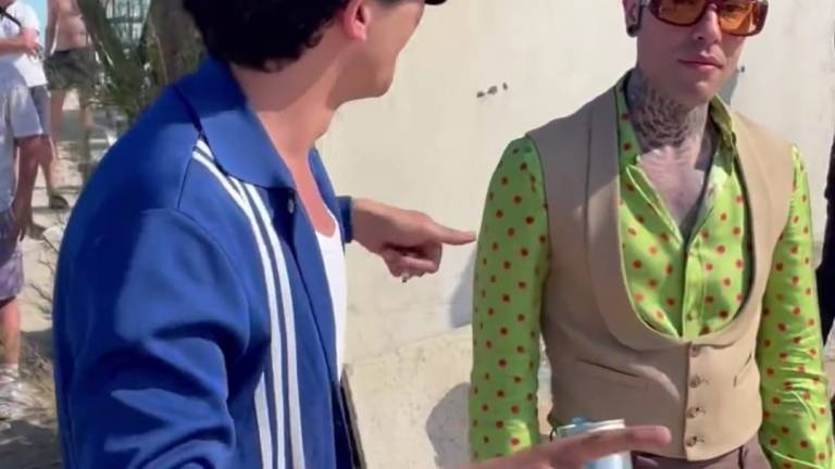 La dolce vita di Fedez al Grand Hotel e sulla spiaggia di Fellini / GALLERY La dolce vita di Fedez al Grand Hotel e sulla spiaggia di Fellini / GALLERY